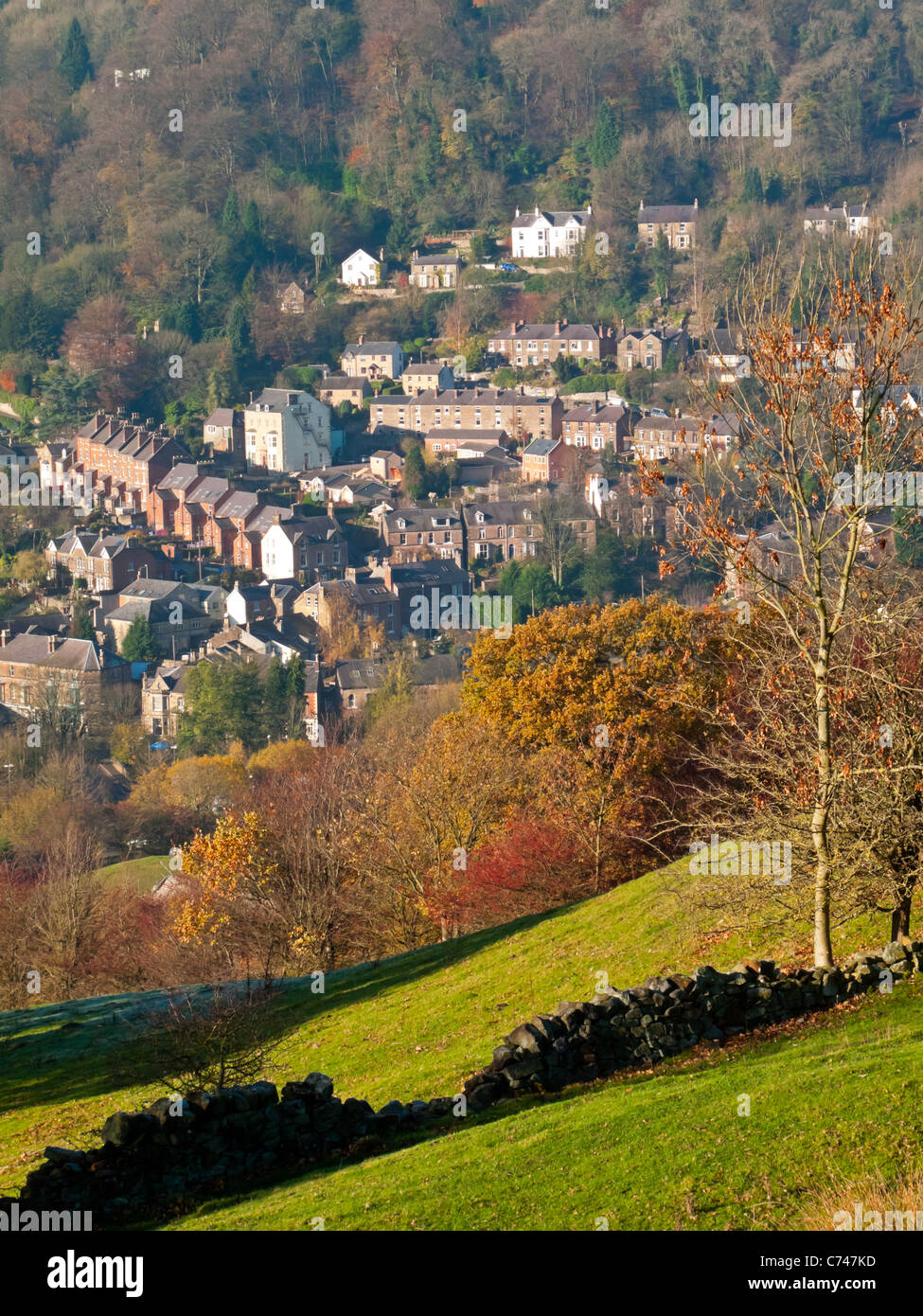 Blick in Richtung Dorf Matlock Bath aus Starkholmes im Peak District Derbyshire England UK fotografiert im Herbst Stockfoto
