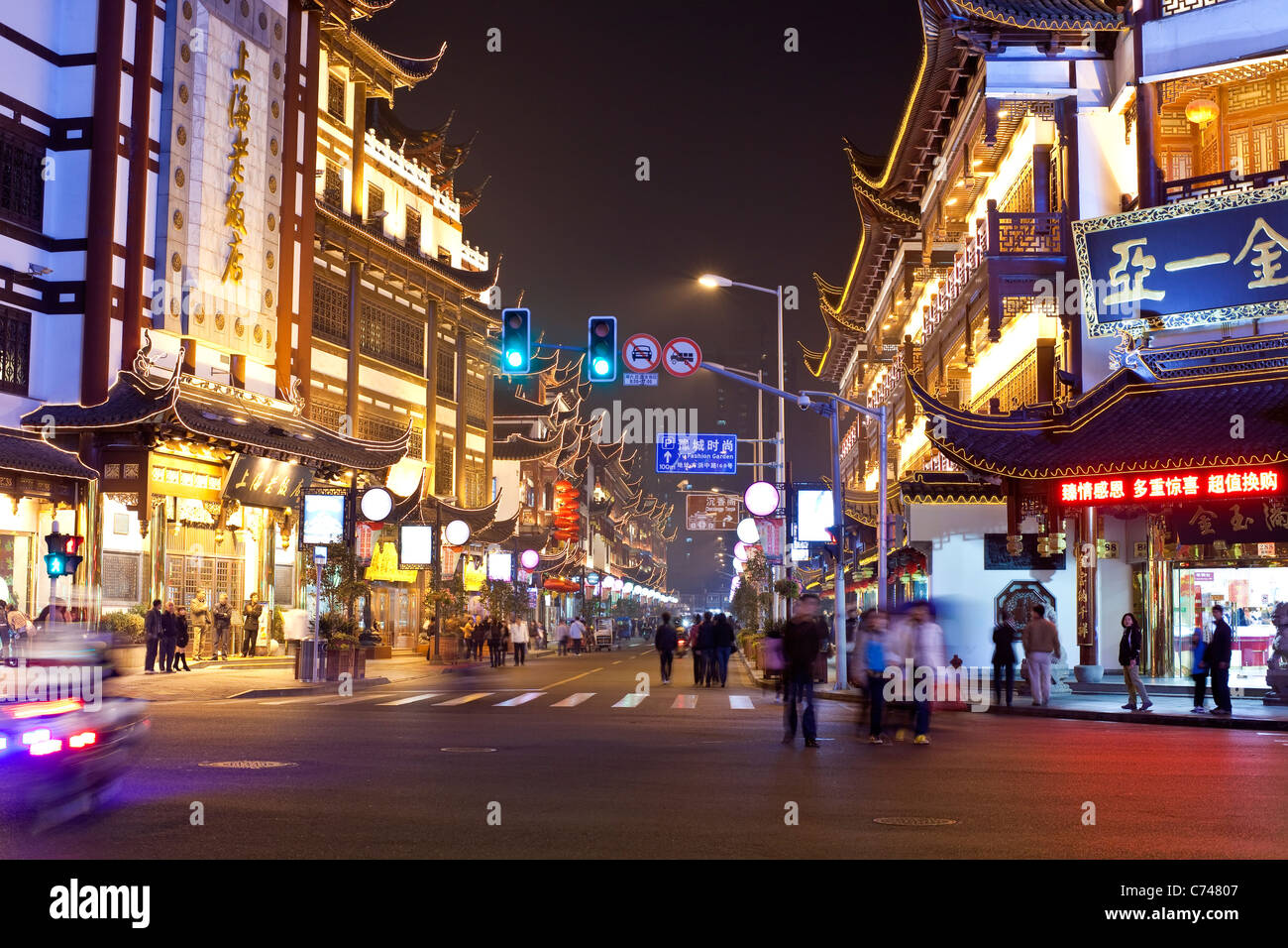 Yuyuan Basarviertel in der Nacht, Shanghai, China Stockfoto