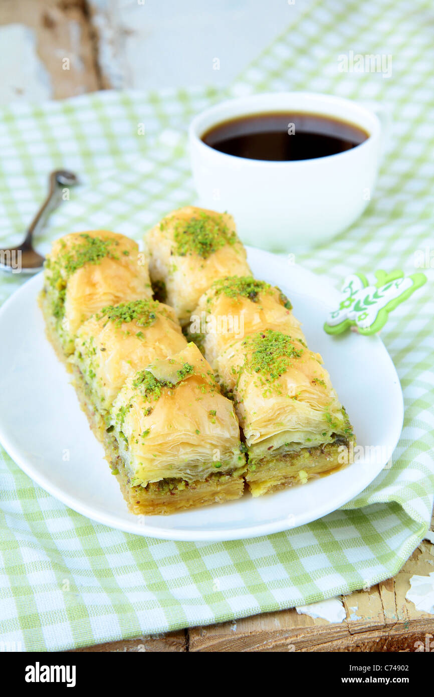 traditionelle türkische Desserts - Baklava mit Honig und Nüssen ...