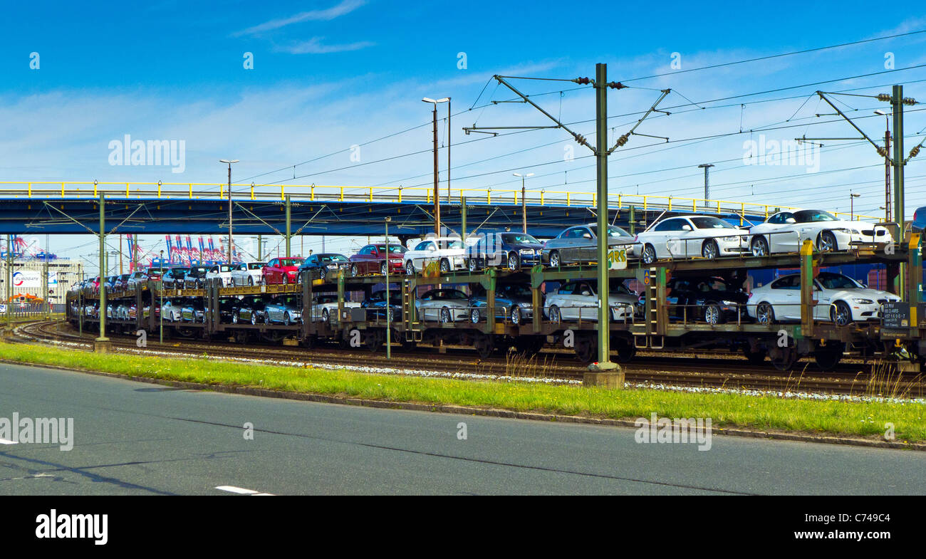 BMW Autos auf einem Güterzug im Hafen von Bremerhaven, Deutschland Stockfoto