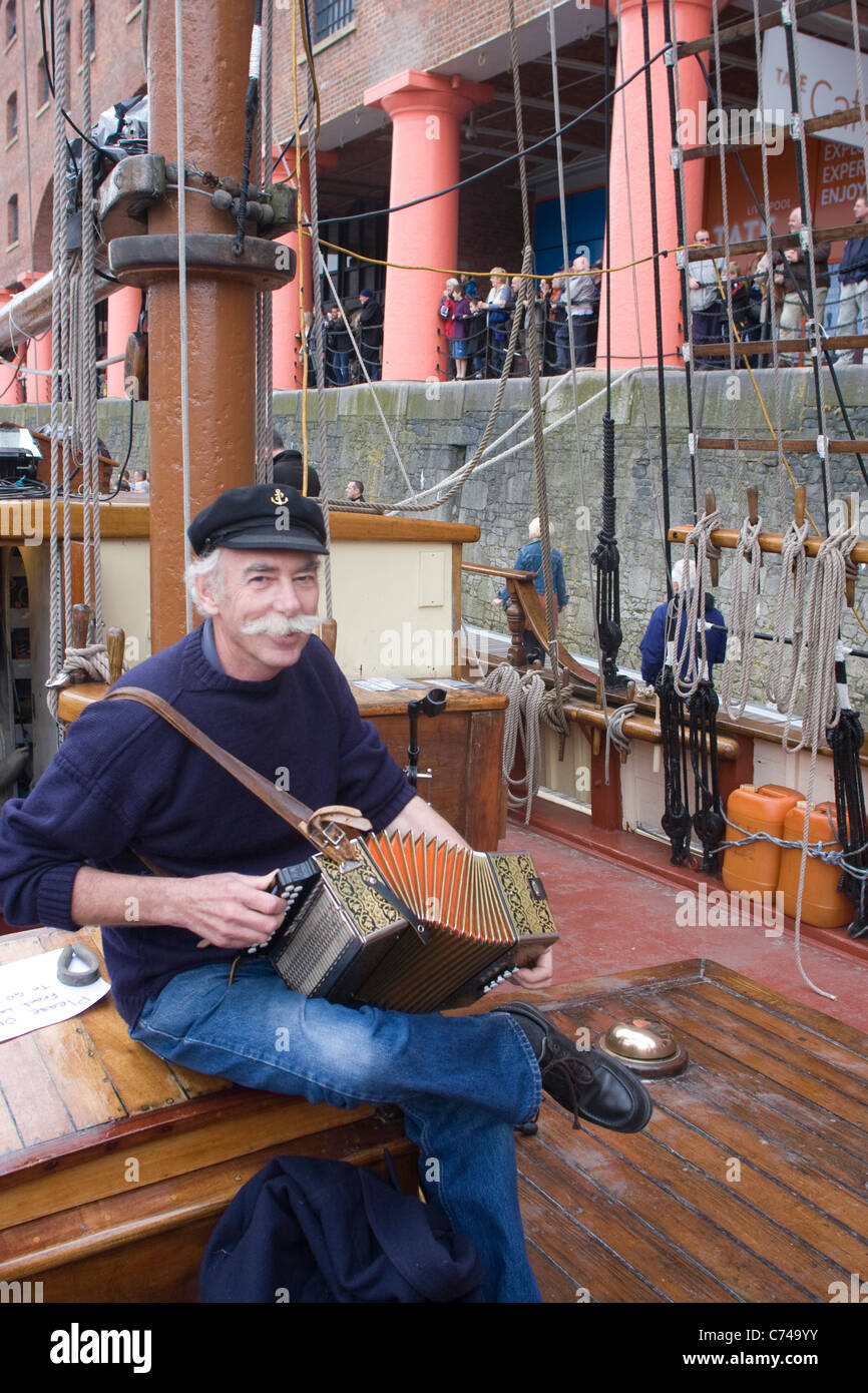 Musiker spielt Akkordeon und singt Seemannslieder als Teil der großen  Schiffe River Festival Albert Dock Liverpool Stockfotografie - Alamy