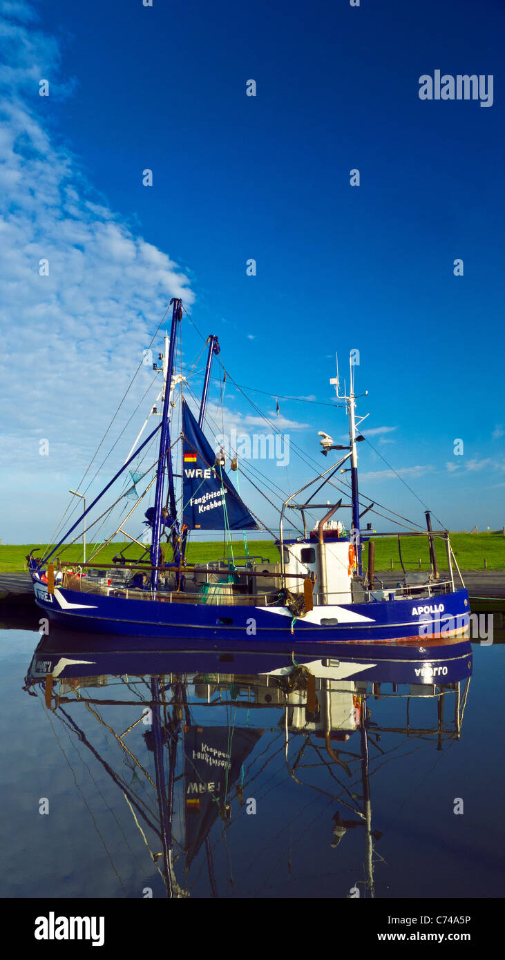 Angelboot/Fischerboot vor Anker im Hafen von Wremen, Deutschland Stockfoto