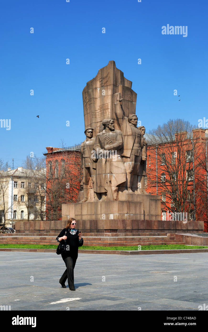 Denkmal zu Ehren der Sowjetmacht Verkündigung in der Ukraine liegt auf dem Platz der Verfassung in Charkiw, Ukraine Stockfoto