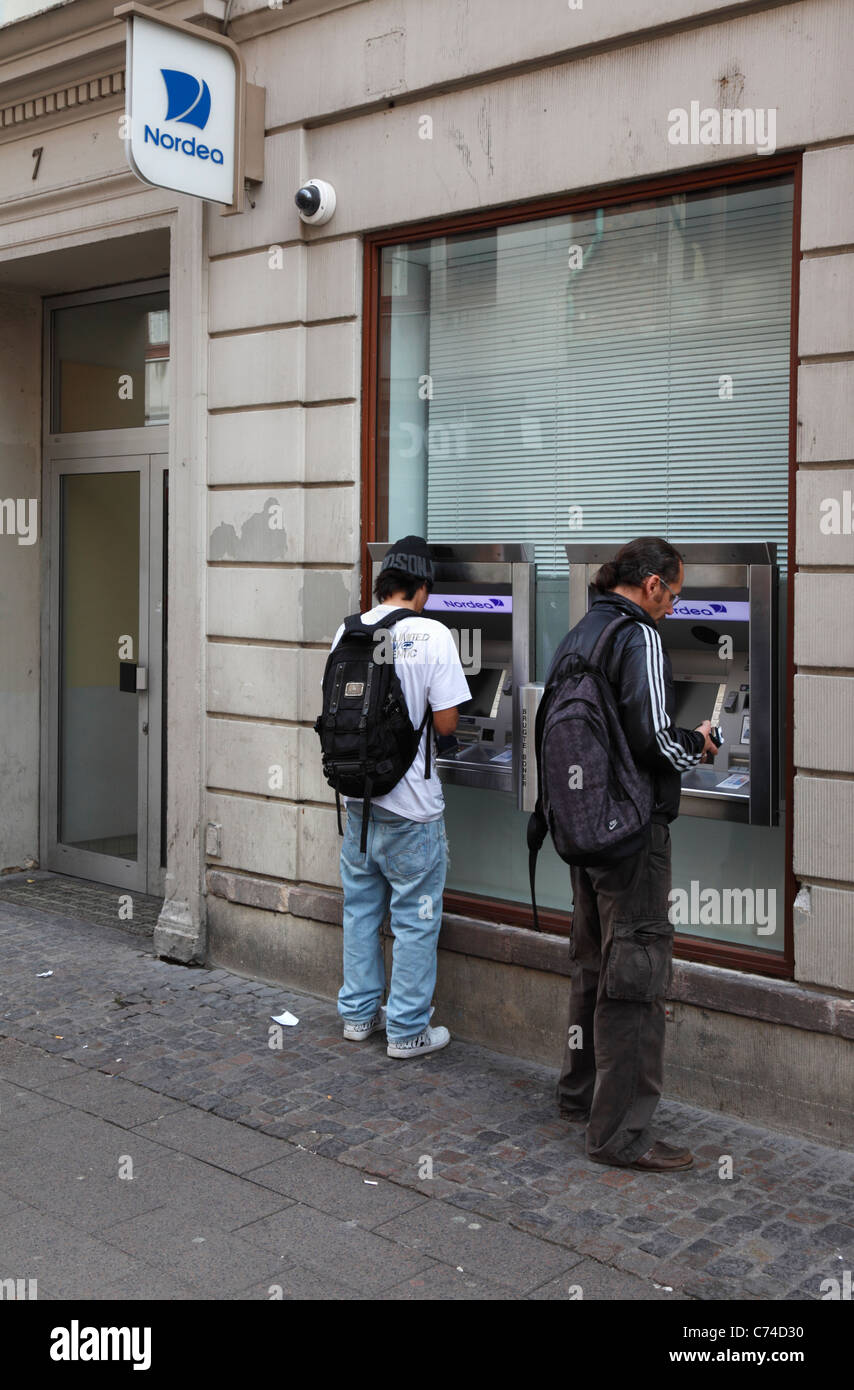 Zwei Personen immer Geld aus dem Geldautomaten bei Nordea Bank, Strøget, Kopenhagen, Dänemark Stockfoto