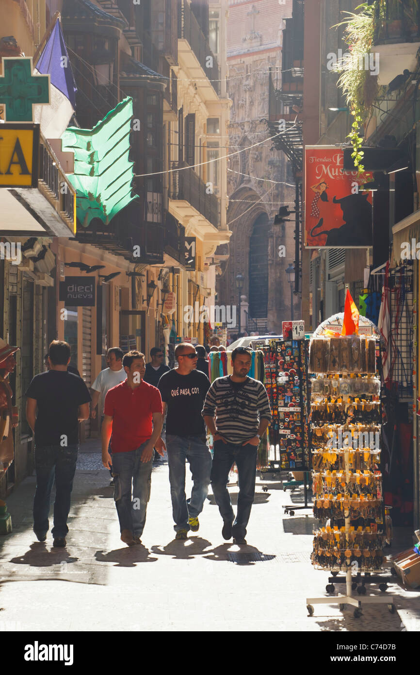 Malaga, Provinz Malaga, Spanien. Typische Straßenszene. Stockfoto