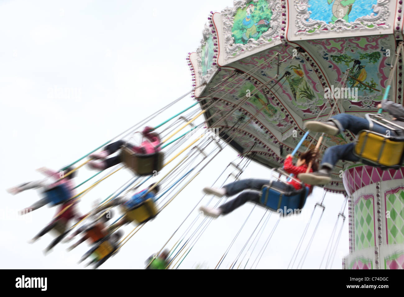 Kind Plaaying flying Swing im park Stockfoto