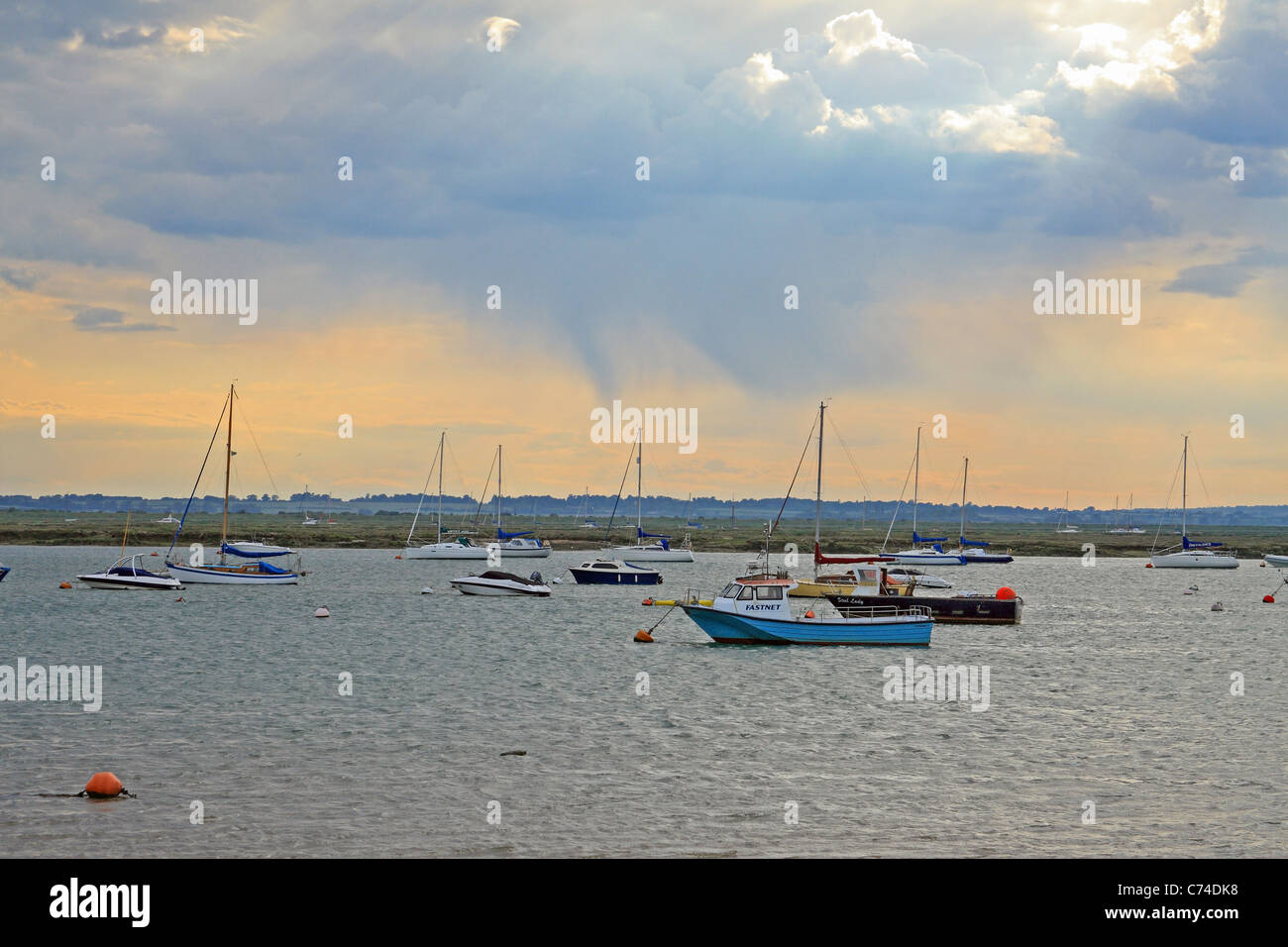 Boote verankert aus West Mersea, Mersea Island, Essex, England, UK. Auf der Suche nach Südosten. Stockfoto