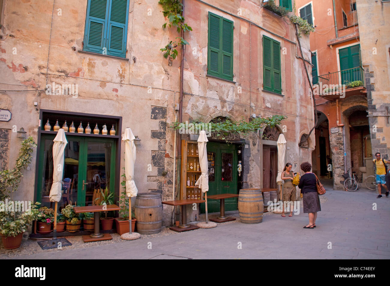Wein Shop in der Altstadt von Monterosso, Cinque Terre, UNESCO-Weltkulturerbe, Ligurien di Levante, Italien, Mittelmeer, Europa Stockfoto