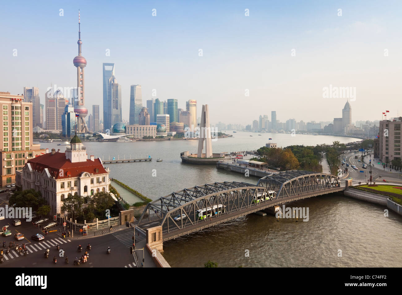 Neuen Pudong Skyline Waibaidu (Garten) Brücke über den Huangpu-Fluss aus der Bund in Shanghai suchen Stockfoto
