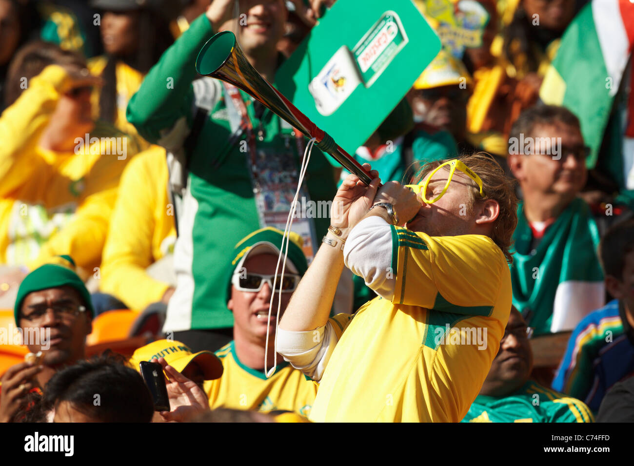 Ein Südafrika-Fan bläst eine Vuvuzela das Eröffnungsspiel der WM zwischen Südafrika und Mexiko 11. Juni 2010. Stockfoto