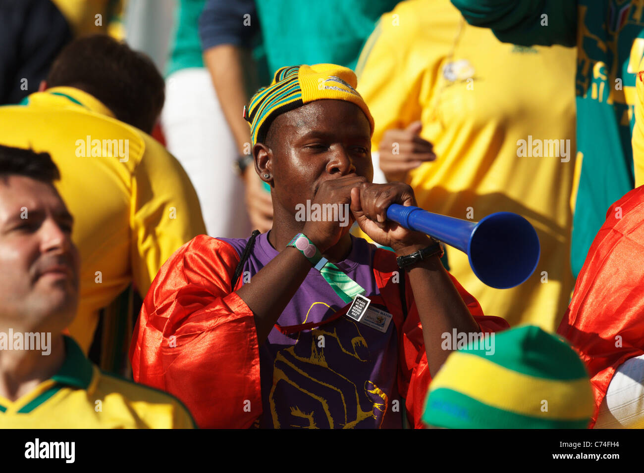 Ein Zuschauer bläst eine Vuvuzela das Eröffnungsspiel der WM zwischen Südafrika und Mexiko 11. Juni 2010. Stockfoto