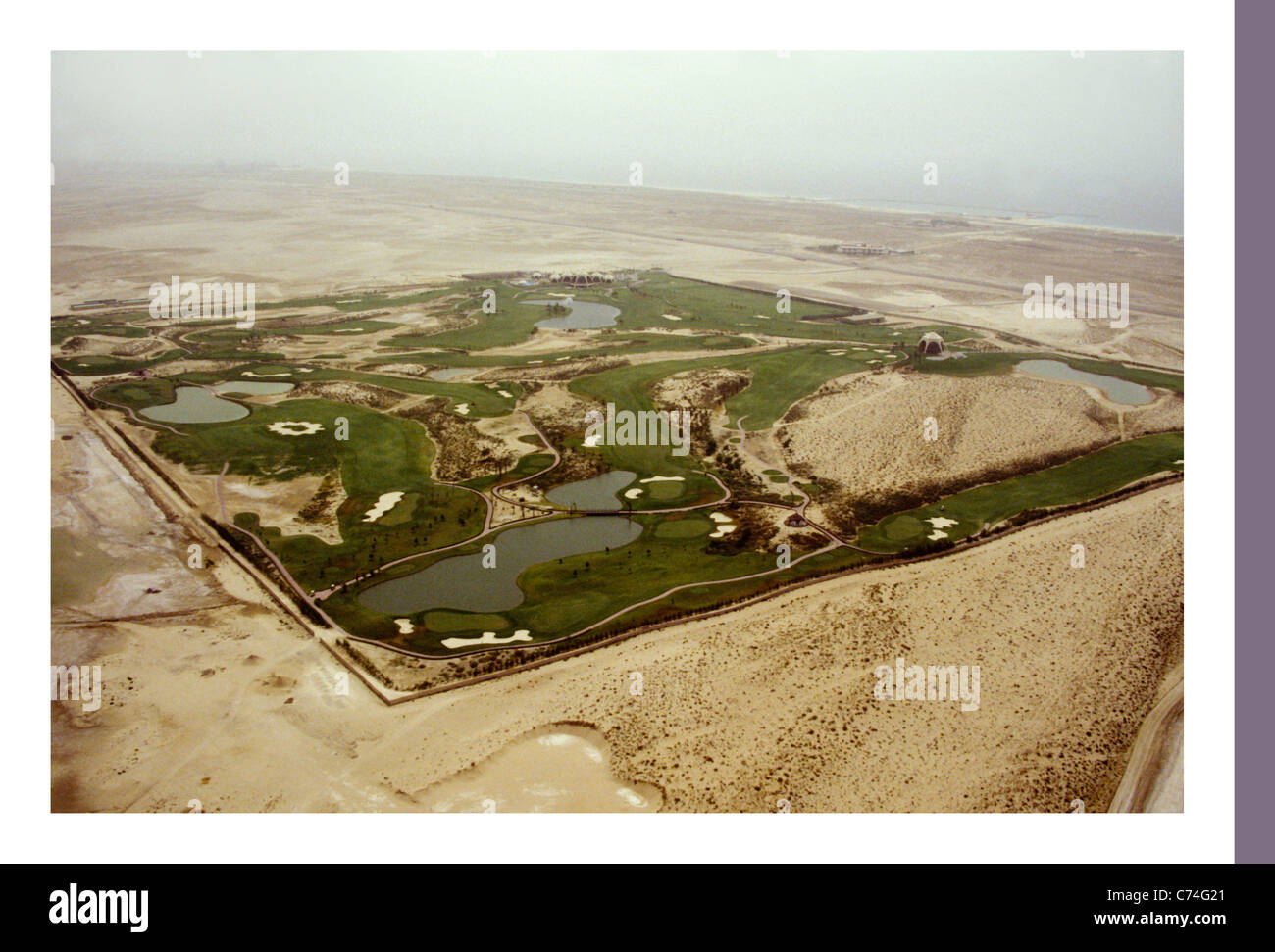 Luftaufnahmen des Emirates Golf Club est 1988 außerhalb Dubai, Website der Dubai Desert Classic, heute eine städtische Nachbarschaft. Stockfoto