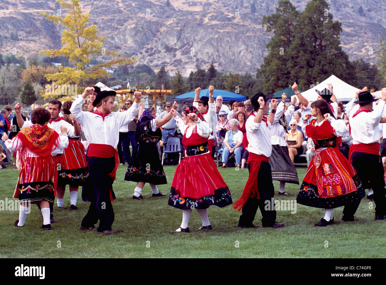 Portugiesische Volkstänzer tanzen in Tracht beim jährlichen Festival der Traube, Oliver, BC, Britisch-Kolumbien, Kanada Stockfoto