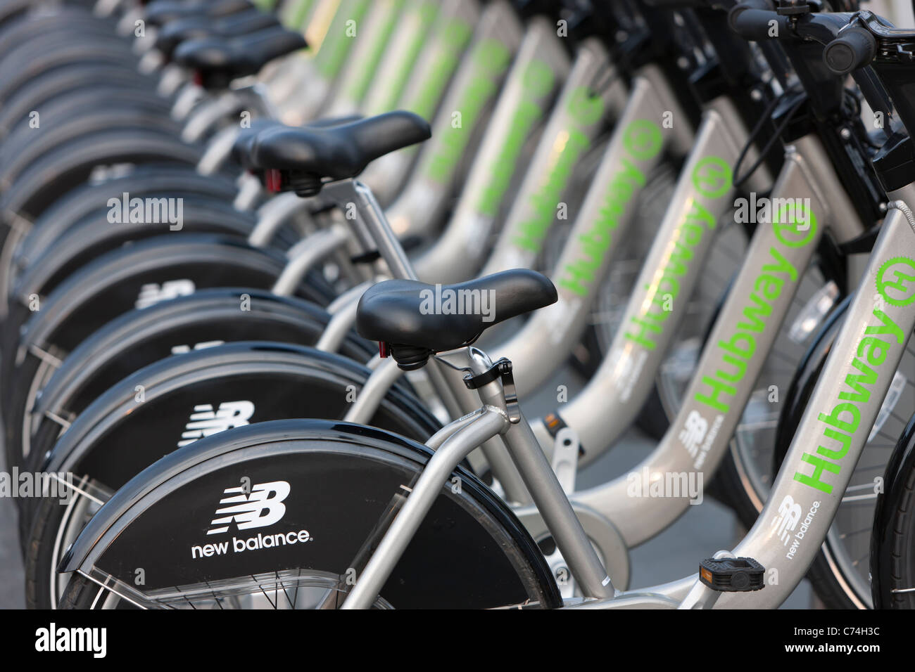 Ein paar der Fahrräder von New Balance Hubway Bike-Sharing-System in Boston, Massachusetts. Stockfoto