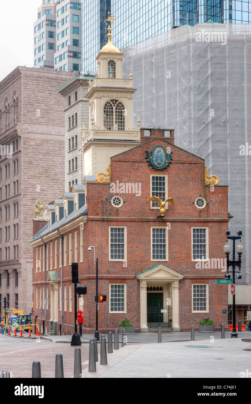 Das Old State House unter den modernen Gebäuden im Financial District von Boston, Massachusetts. Stockfoto