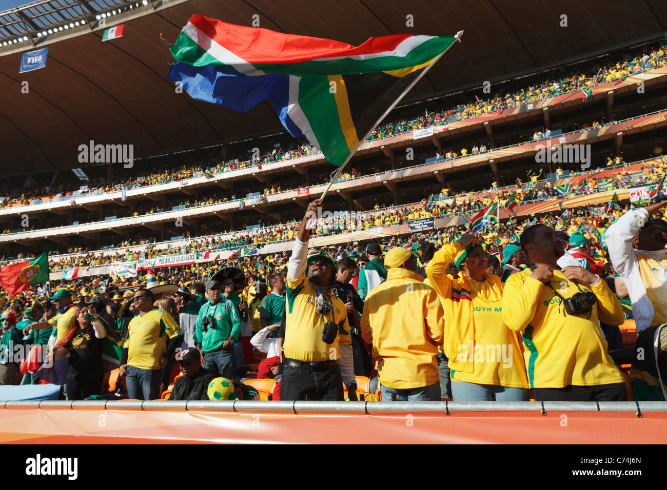 Ein Südafrika-Befürworter winkt die Nationalflagge das Eröffnungsspiel der FIFA-WM 2010 zwischen Südafrika und Mexiko Stockfoto
