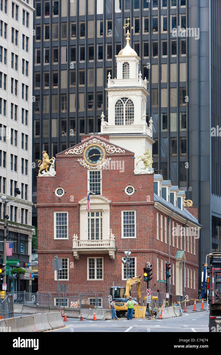 Das Old State House unter den modernen Gebäuden im Financial District von Boston, Massachusetts. Stockfoto