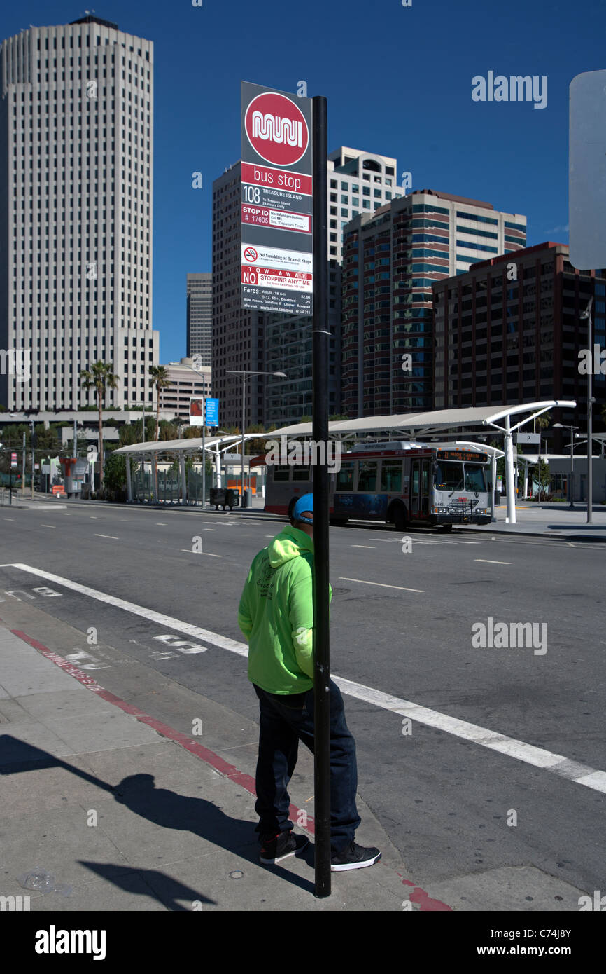 Man wartet auf Bus in San francisco Stockfoto