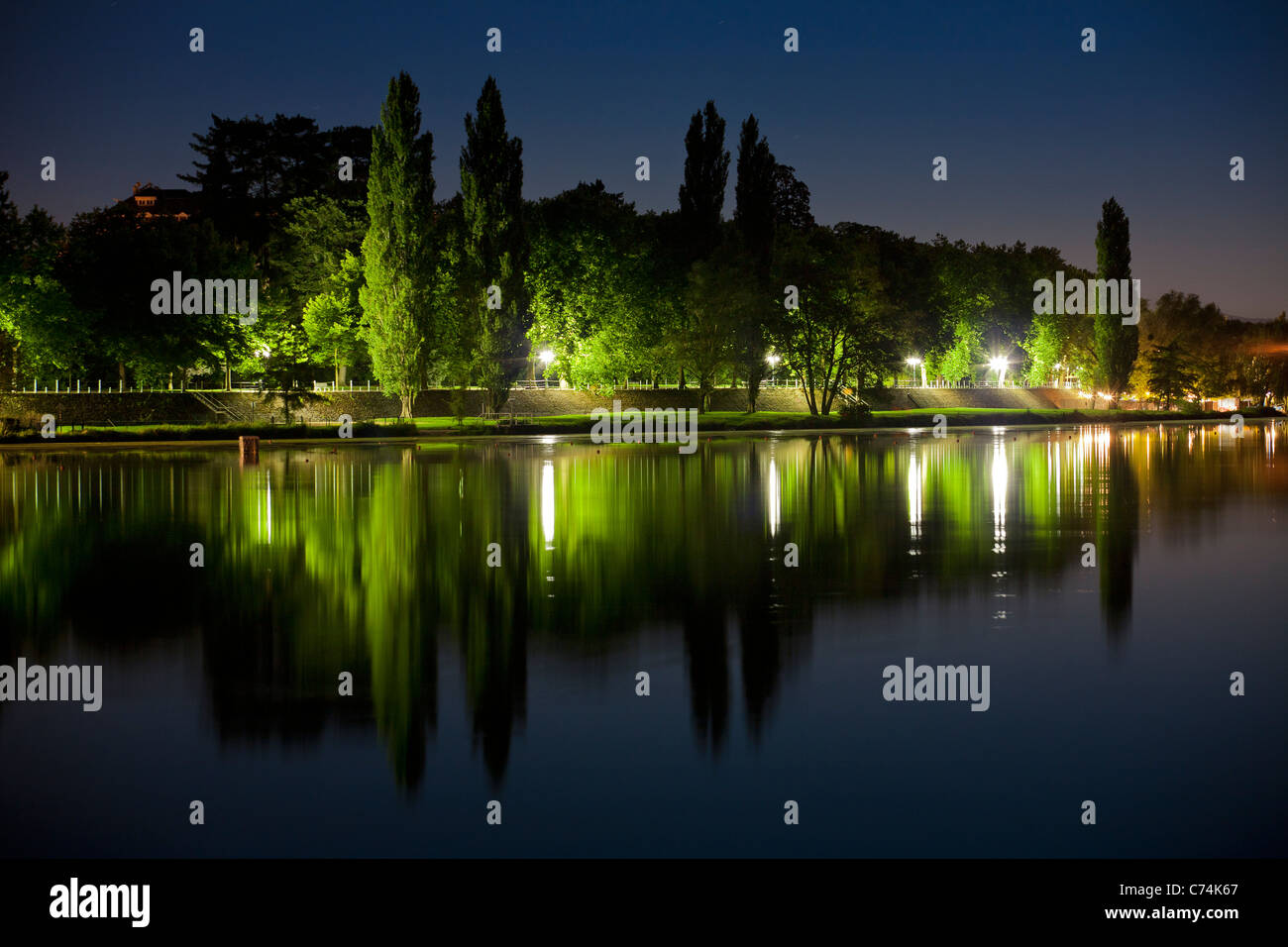 In der Nacht, am rechten Ufer des Allier See und Napoleon III Park (Vichy). La rive Droite du Lac d ' Allier et le Parc Napoléon III. Stockfoto