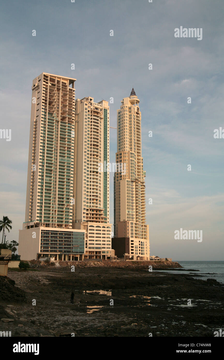 High-Rise Wohnanlagen auf eine Lage direkt am Meer mit Blick auf den Pazifik, Panama-Stadt. Stockfoto