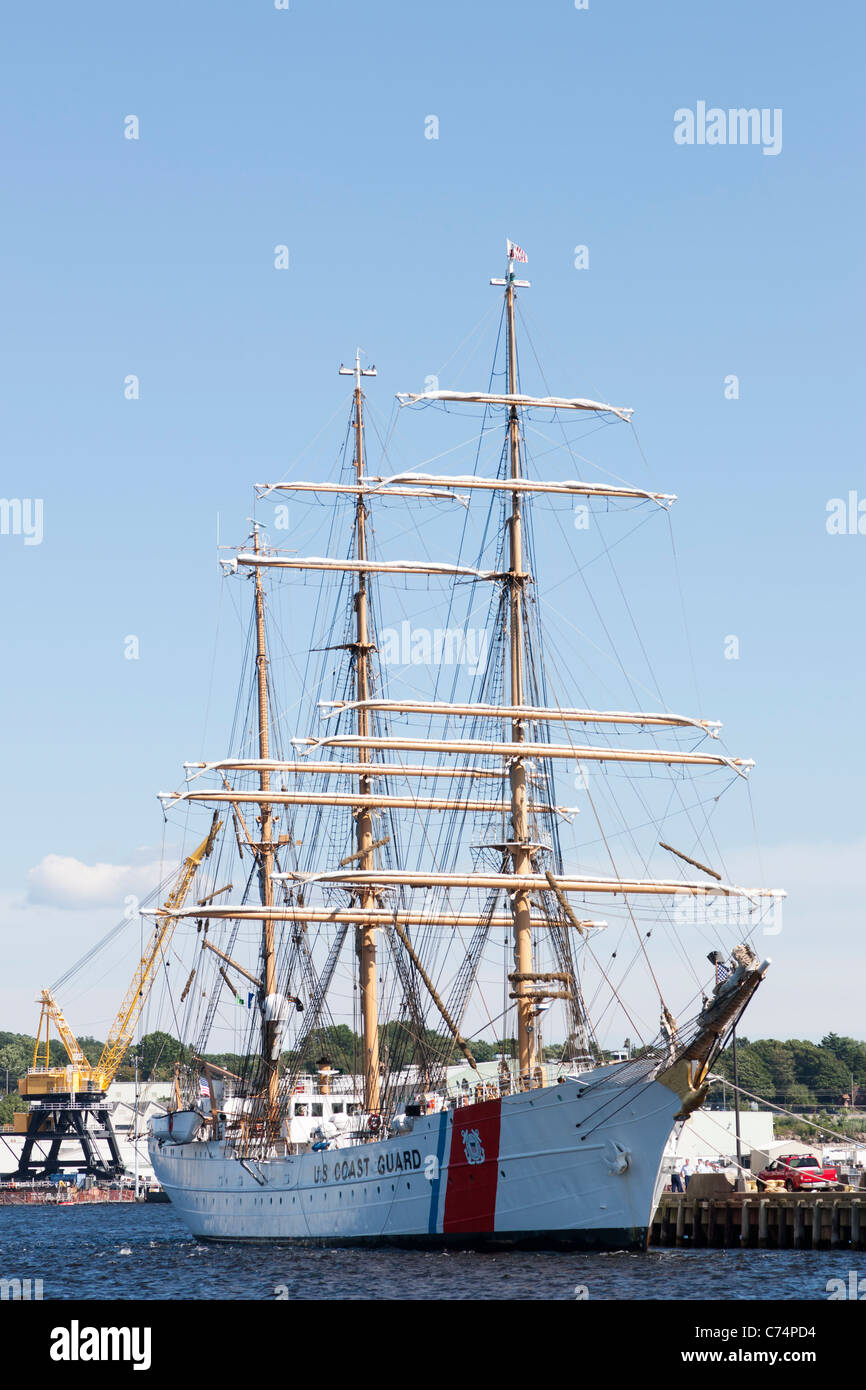 Die USCGC "Eagle", ein Schiff für die Ausbildung verwendet, der mit seinen Heimathafen an der Coast Guard Academy in New London, Connecticut angedockt. Stockfoto