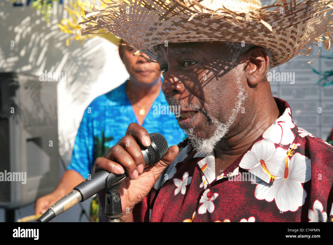 Calypso-Band und Sänger in einem Kreuzfahrt-Schiff an einem sonnigen Tag. Stockfoto