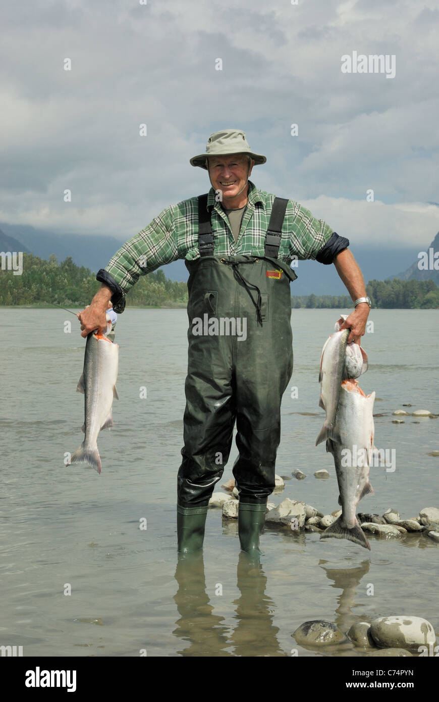 Freizeitsport Fischer seinen Fang Sockeye Lachs auf Binnengewässern des Fraser River, Britisch-Kolumbien anzeigen. Stockfoto