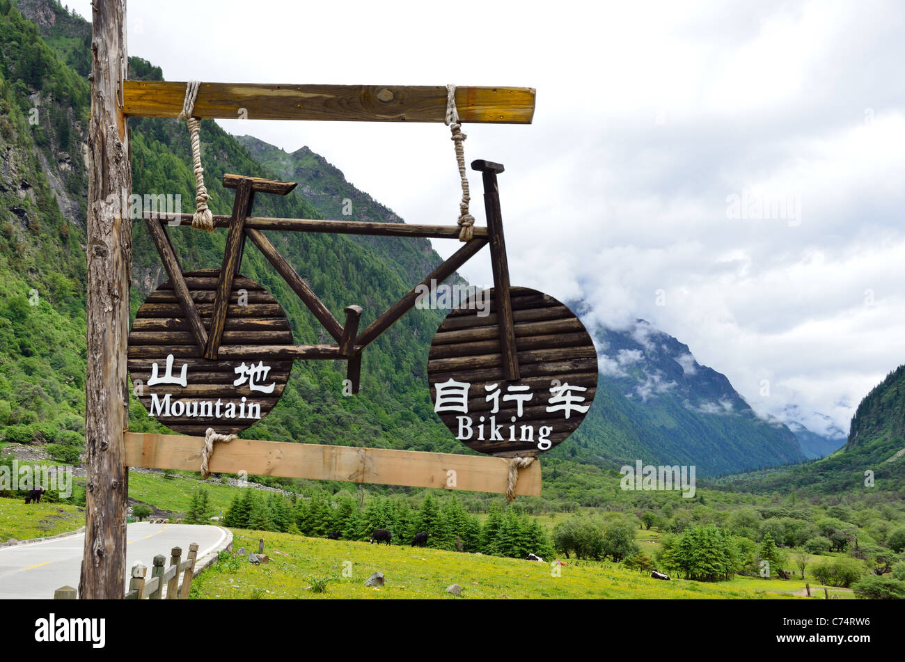 Melden Sie in Chinesisch und Englisch für Mountainbike-Touren im Naturreservat Sigunian Shan. Sichuan, China. Stockfoto