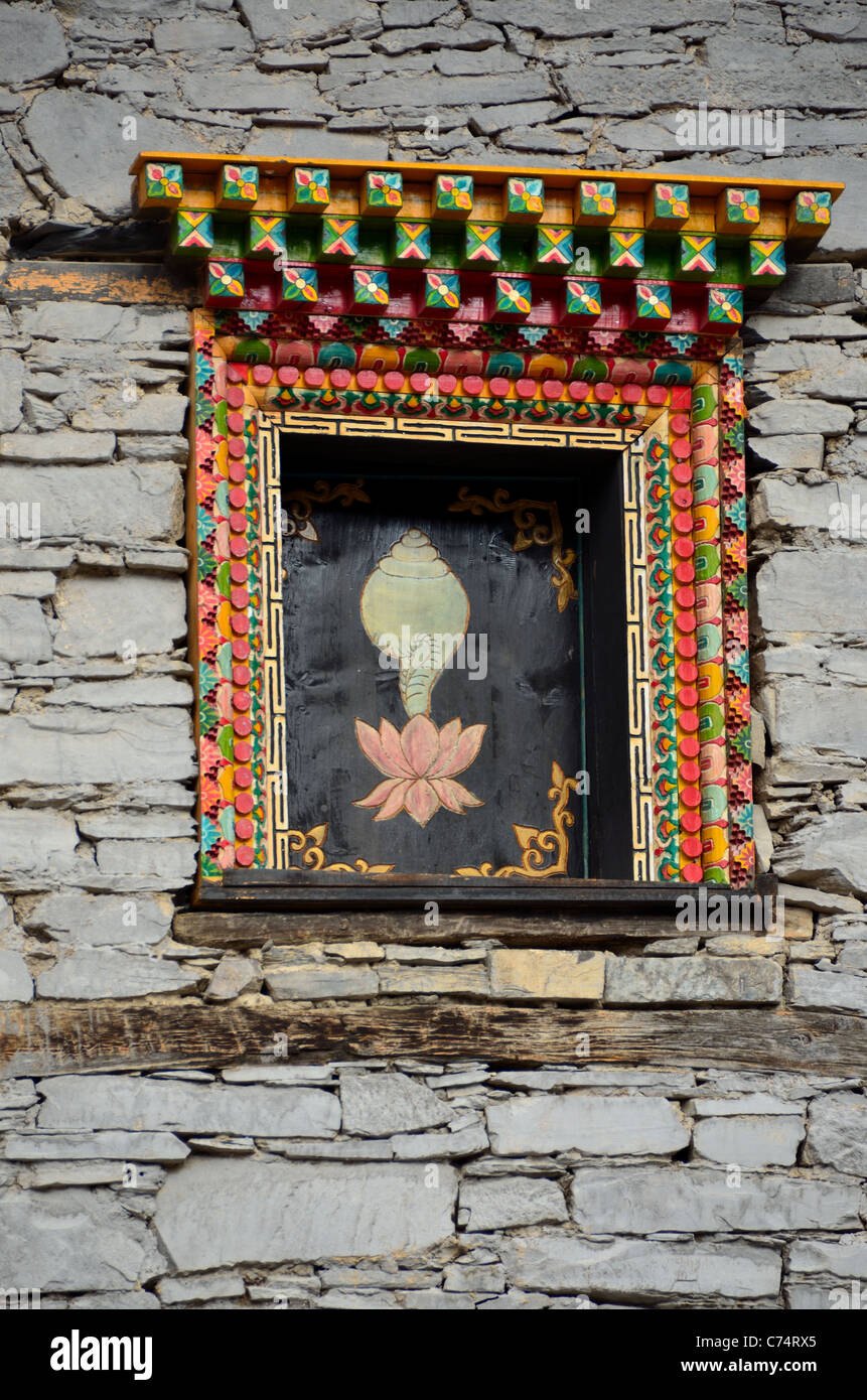 Bunte Fenstermalerei auf einem Haus im tibetischen Stil. Sichuan, China. Stockfoto
