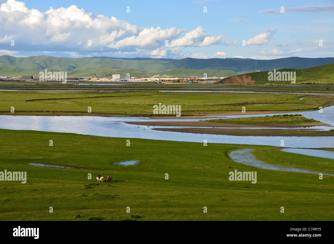 Mäandernden Fluss-Kanäle durch grüne Wiesen. Sichuan, China. Stockfoto