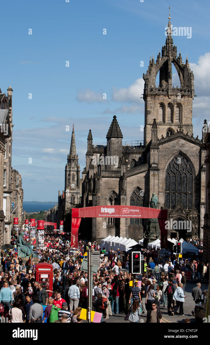 Royal Mile (High Street), während die jährliche International Arts Festival, Edinburgh Fringe Festival und Gedränge, äußern. Stockfoto