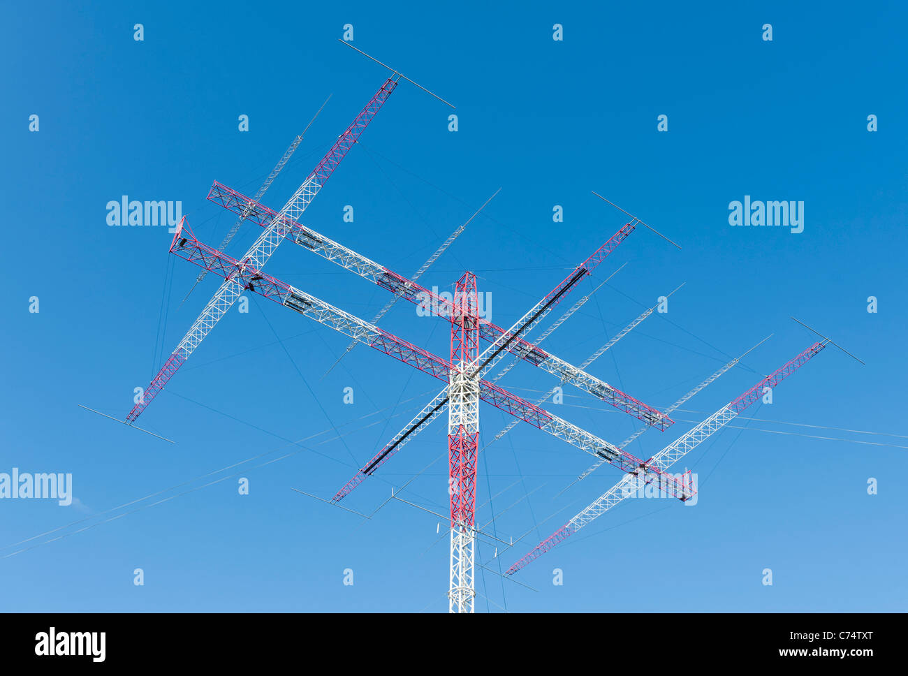 Die massiven, 100 Meter hohe drehen Amateur Radioantenne von Radio Arcala, in der Nähe von Oulu, Finnland. Stockfoto