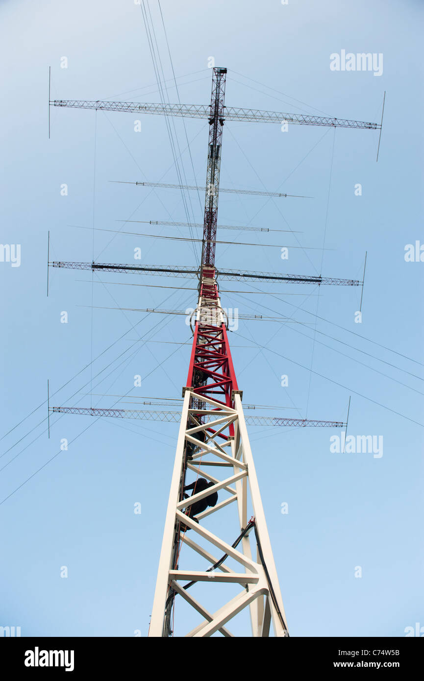 Base-Jumper zur rotierenden Amateur Radioantenne Klettern od Radio Arcala,  in der Nähe von Oulu, Finnland Stockfotografie - Alamy