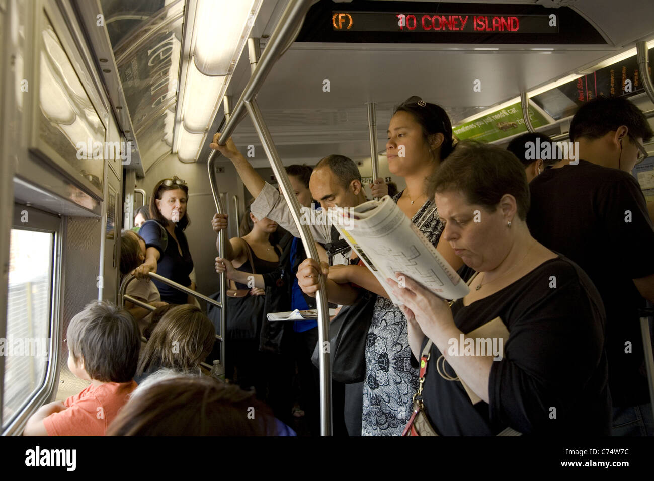 Überfüllten u-Bahn-Wagen, F-Zug, Brooklyn, NYC. Stockfoto