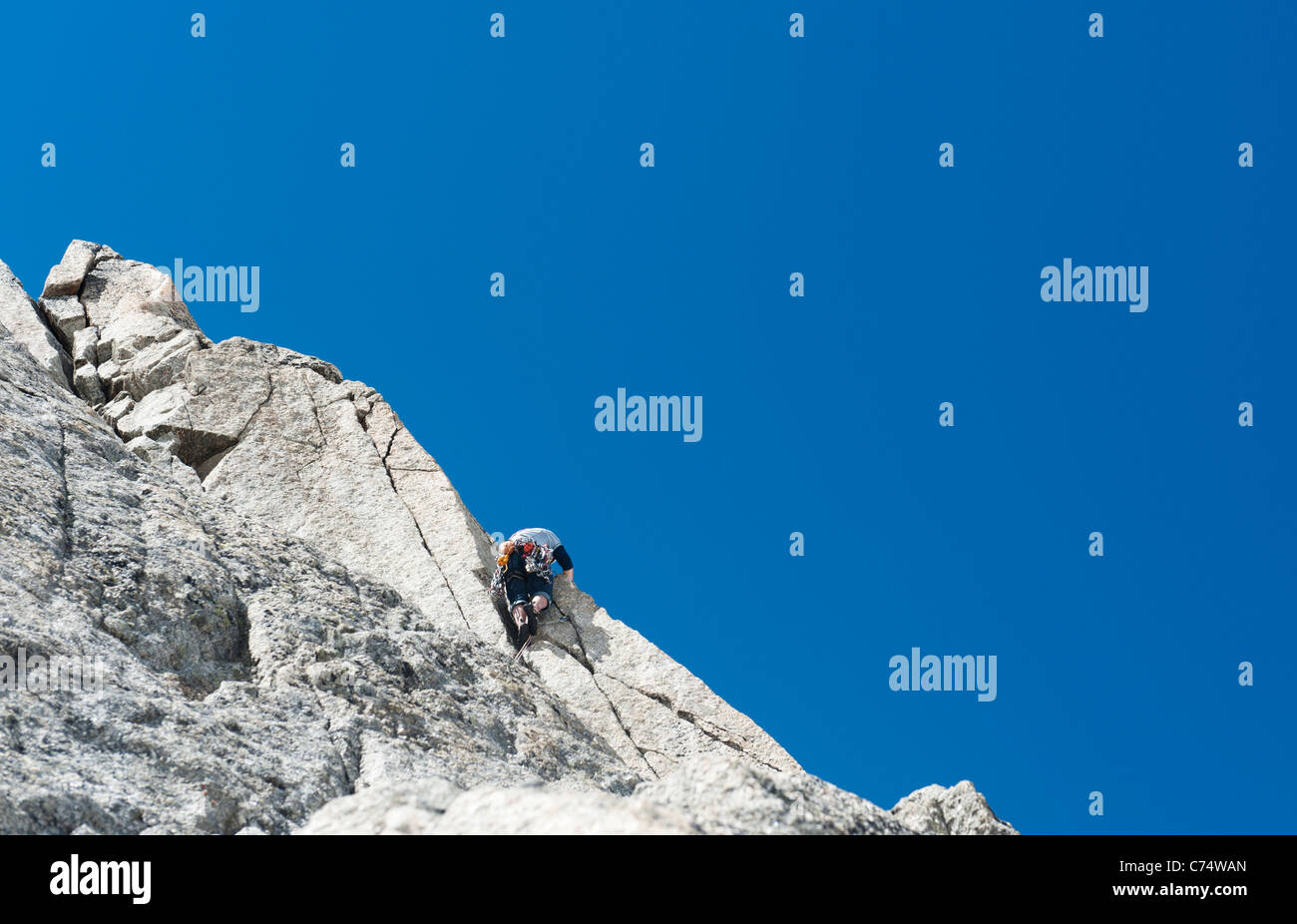 Eine männliche Rock Climber Vorstieg auf Pyramide du Tacul in der Nähe von Mont-Blanc in Chamonix, Frankreich. Stockfoto