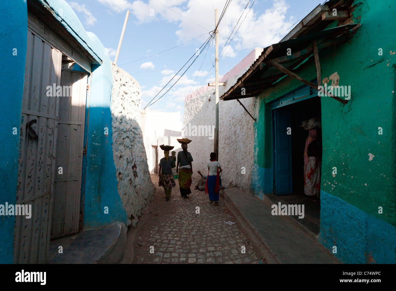 Einheimische Frauen Heimkehr aus dem Gidir Magala Markt in der ummauerten Stadt Harar in Ost-Äthiopien, Afrika. Stockfoto
