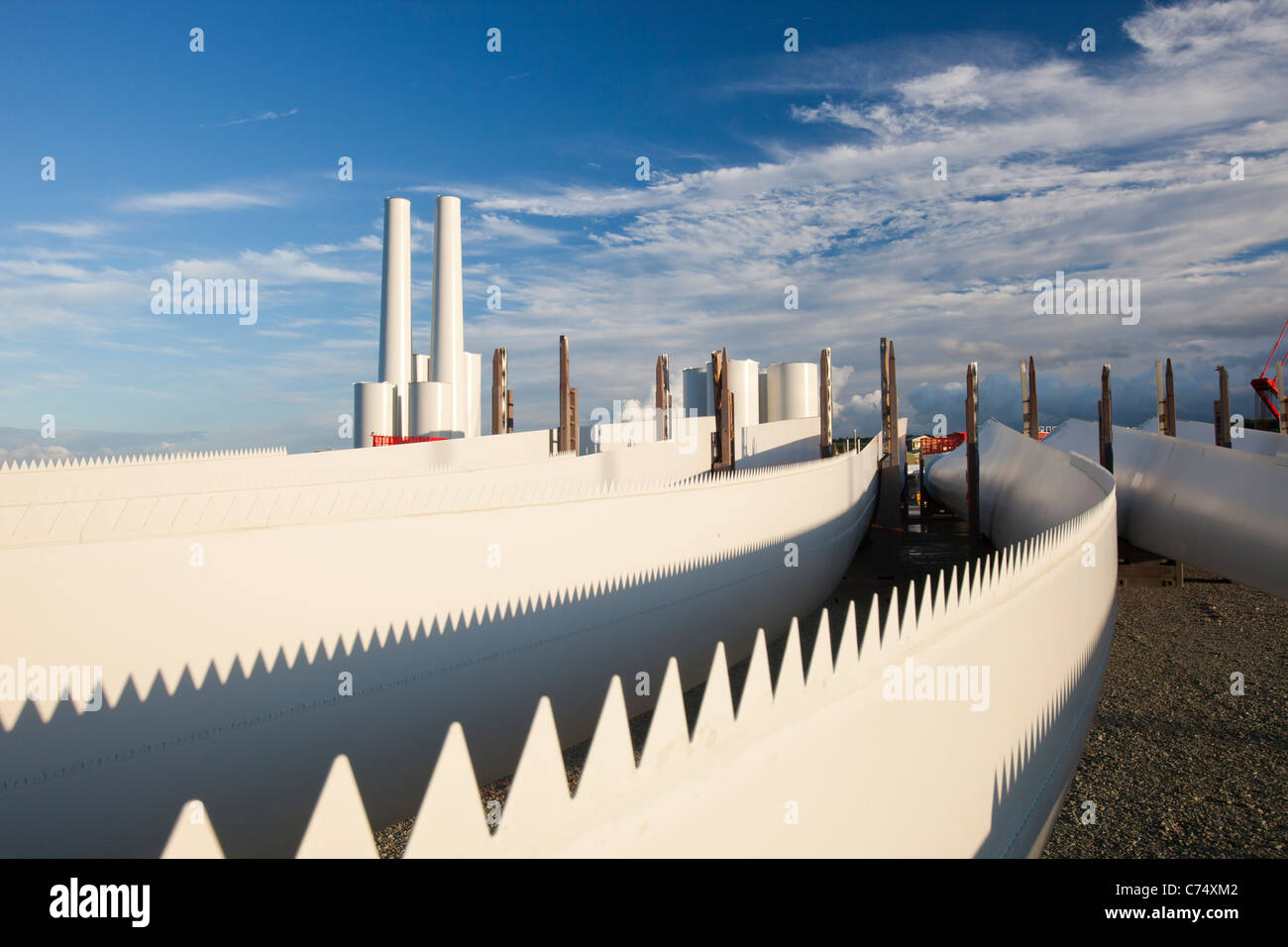 Wind-Turbinenschaufeln mit gezackten Zähnen zur Steigerung der Effizienz auf den Docks in Mostyn, gebunden für den Offshore-Windpark Walney Stockfoto