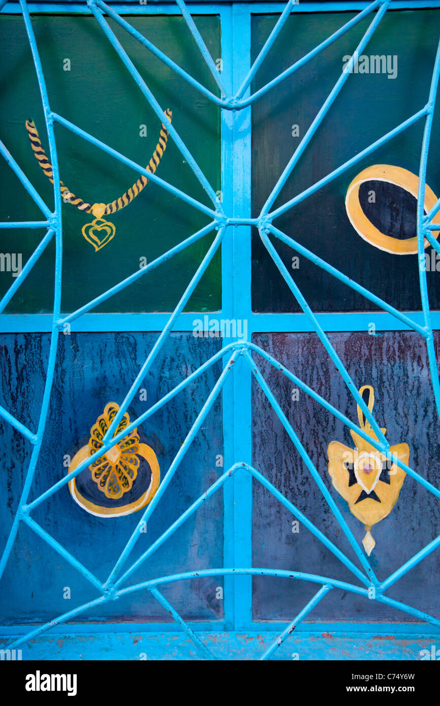 Ein handbemalt Zeichen in einem Schaufenster Juweliere in Mekina Girgir in der ummauerten Stadt Harar in Ost-Äthiopien, Afrika. Stockfoto