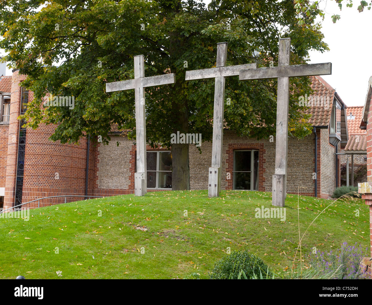 Drei christliche Kreuze an den Schrein unserer lieben Frau von Walsingham, das Heiligenhaus oder Englands Nazareth enthalten Stockfoto