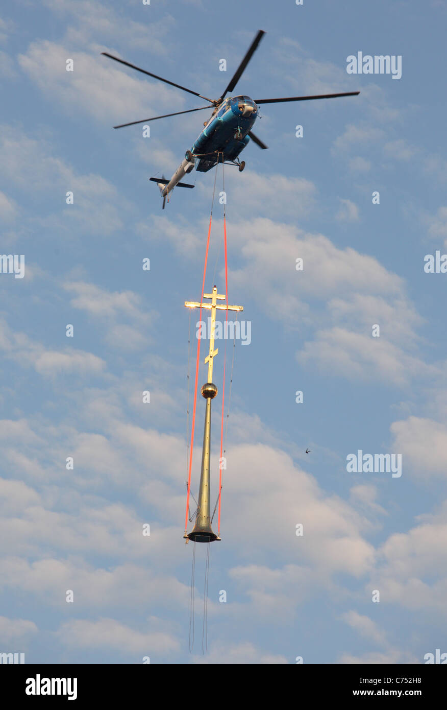 Russland, Tambow, 27. Juli 2011: 20 Meter orthodoxes Kreuz von Mi-8 Hubschrauber unter Bau Turm der Kasaner Kloster gegründet Stockfoto
