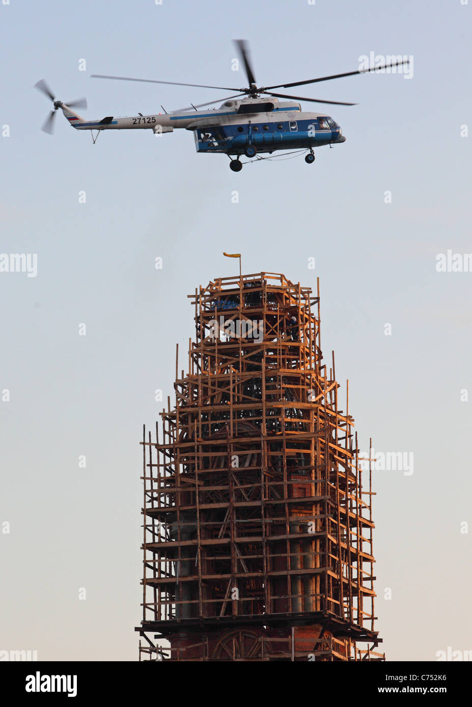 Russland, Tambow, 27. Juli 2011: 20 Meter orthodoxes Kreuz von Mi-8 Hubschrauber unter Bau Turm der Kasaner Kloster gegründet Stockfoto