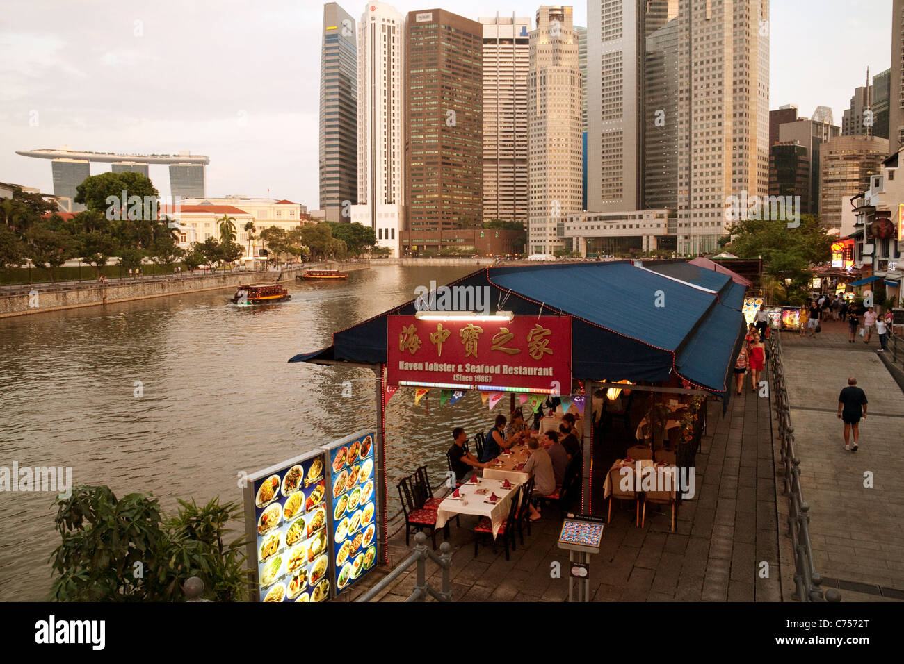 Menschen, die ein Abendessen in den Restaurants der Boat Quay am Singapore River, Singapur Asien Stockfoto