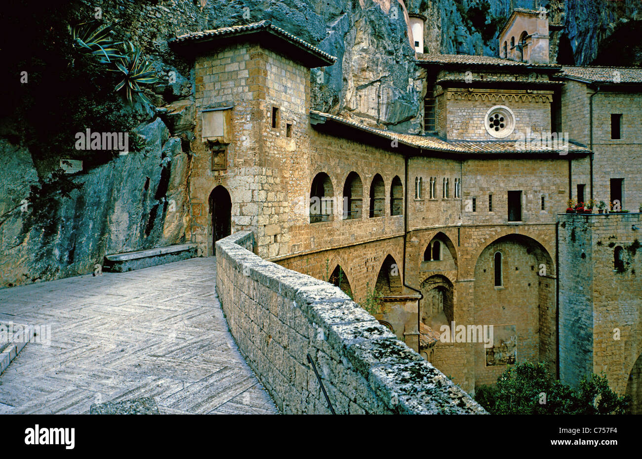 Heilige Grotte (Sacro Speco), in die St. Benedikt der Abtei und der anderen Abtei von St. Scholastica. Stockfoto