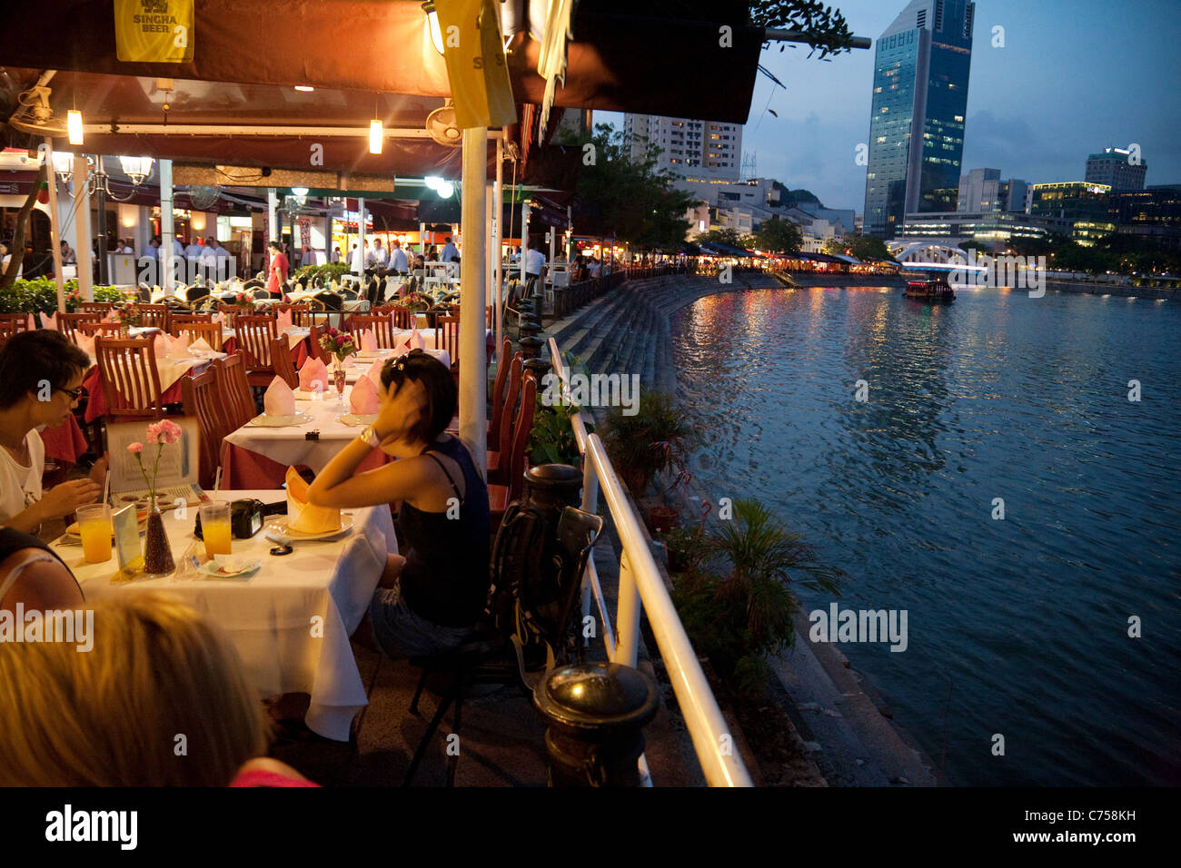 Menschen Essen in Restaurants am Boat Quay Singapore River, Singapur Asien Stockfoto