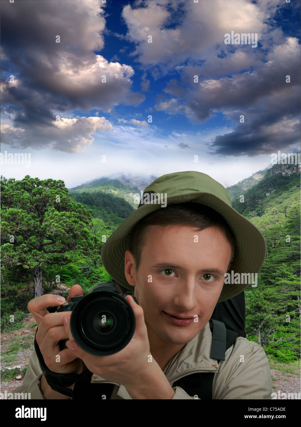 junge Touristen mit Kamera auf Natur Hintergrund Stockfoto