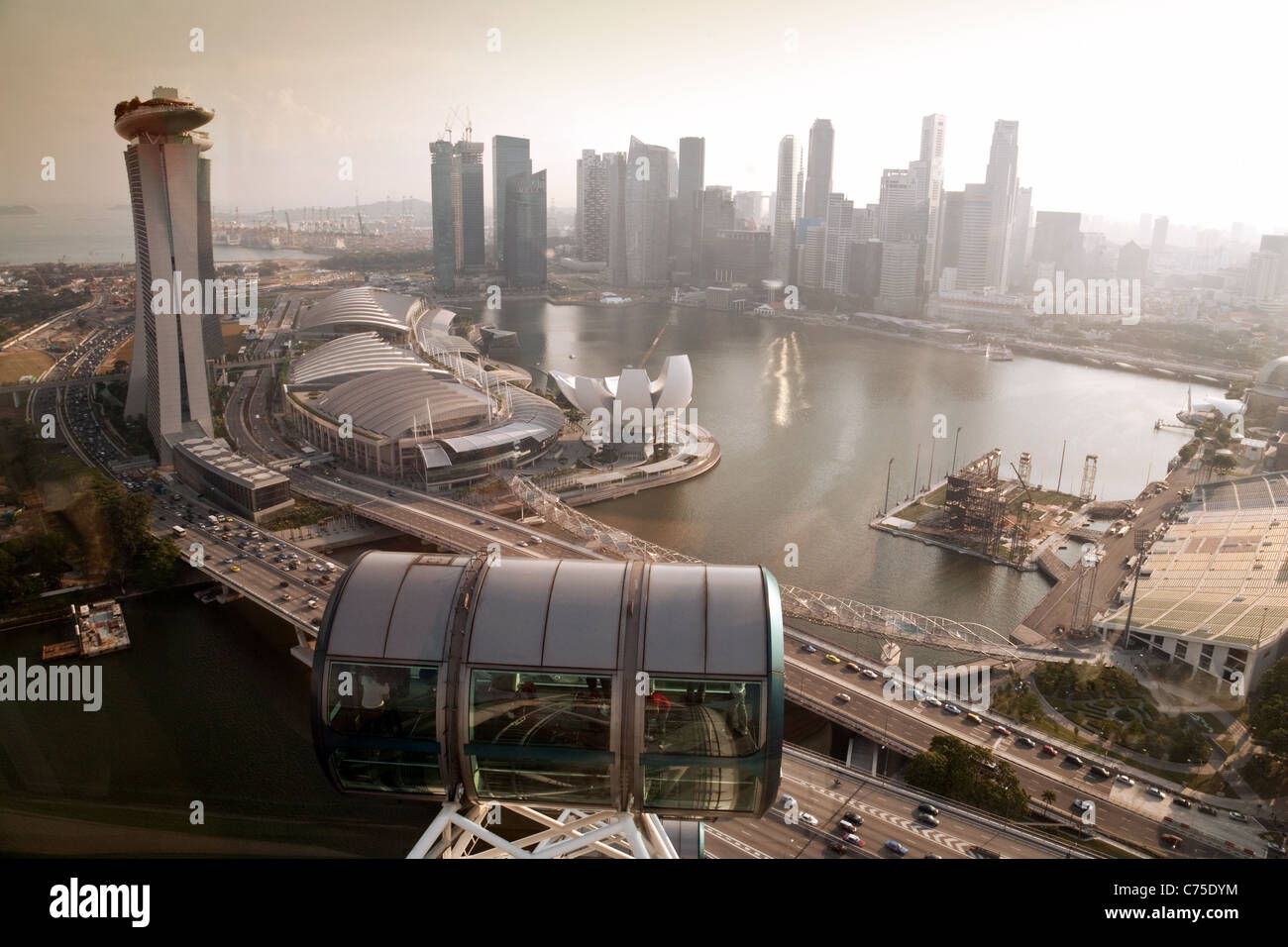 Blick auf Singapur Stadt Skyline und Marina Bay Gegend von Singapore Flyer, Singapur Asien Stockfoto