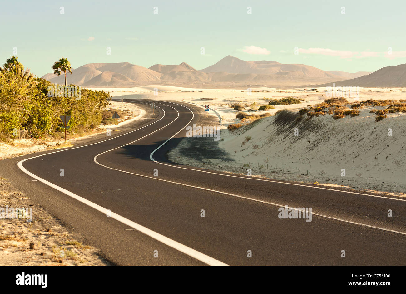 Wicklung Desert Road durch die Dünen von Corralejo, Fuerteventura Stockfoto