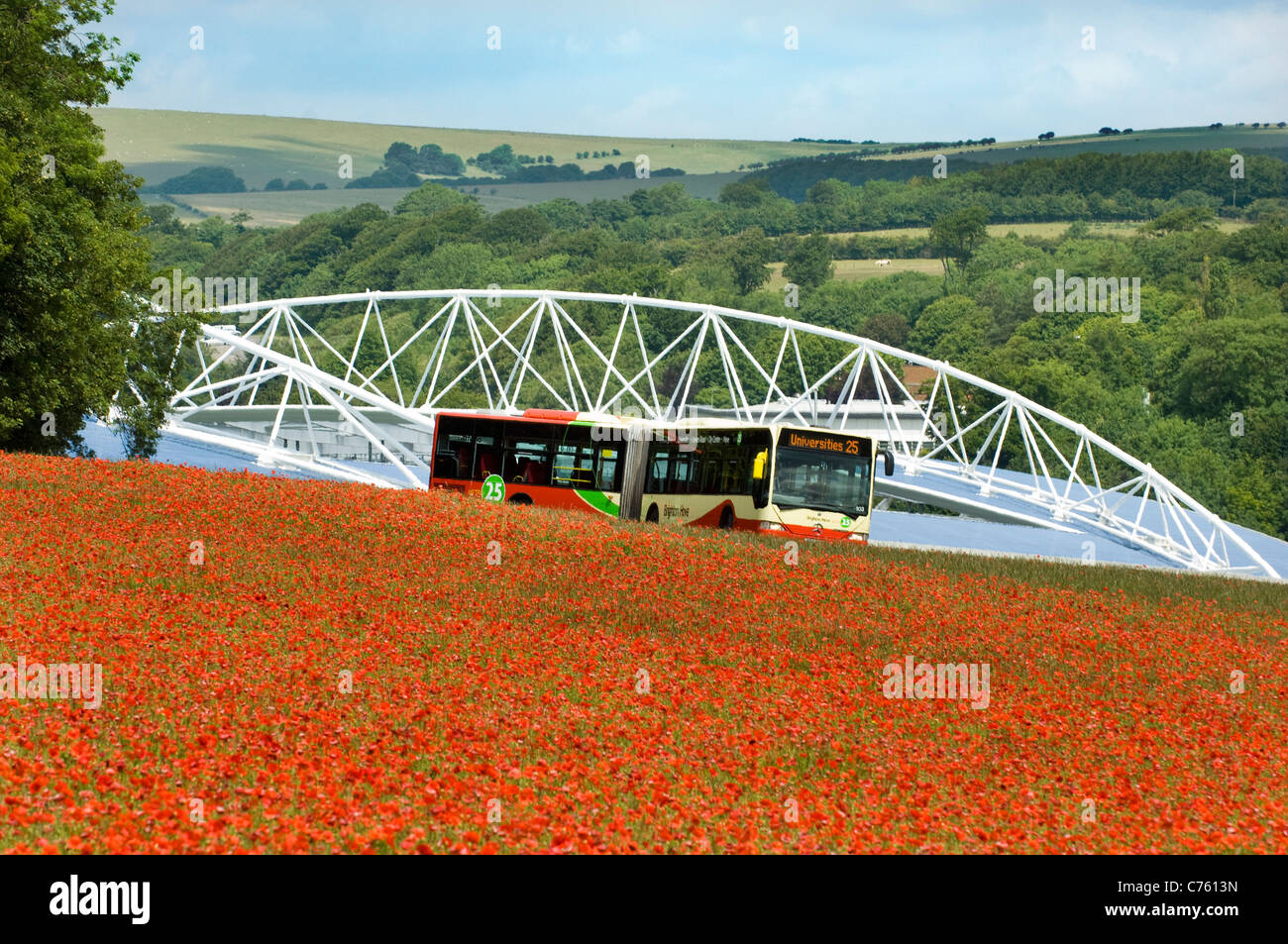 Eine kurvenreiche Bus vor dem Amex-Stadion. Busse bringen Studenten in Sussex University und Fans nach Brighton und Hove Albion übereinstimmt. Stockfoto