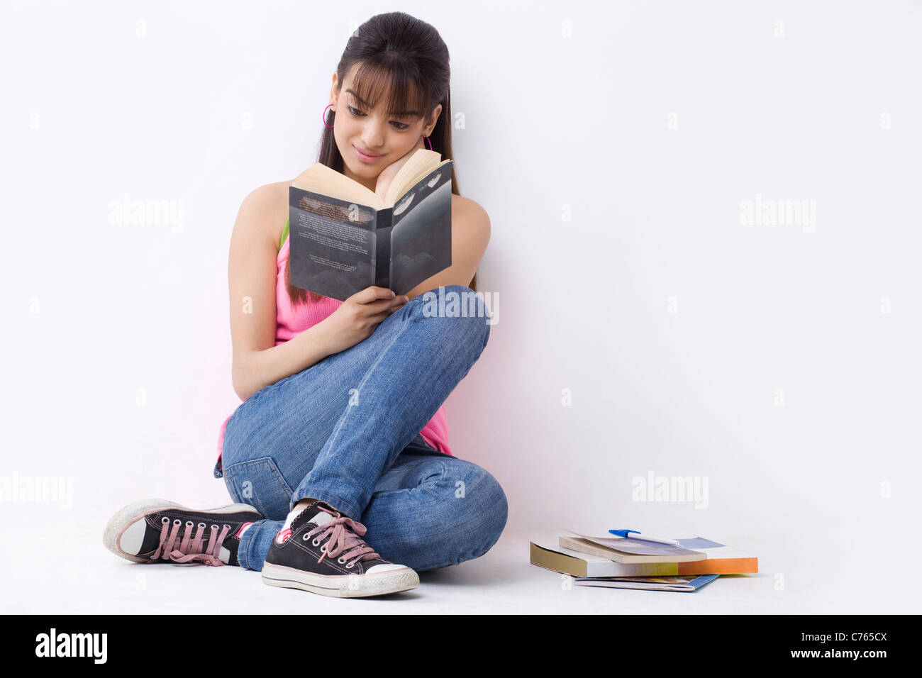 Gesamte Länge der weibliche College-Student-Lesebuch Stockfoto