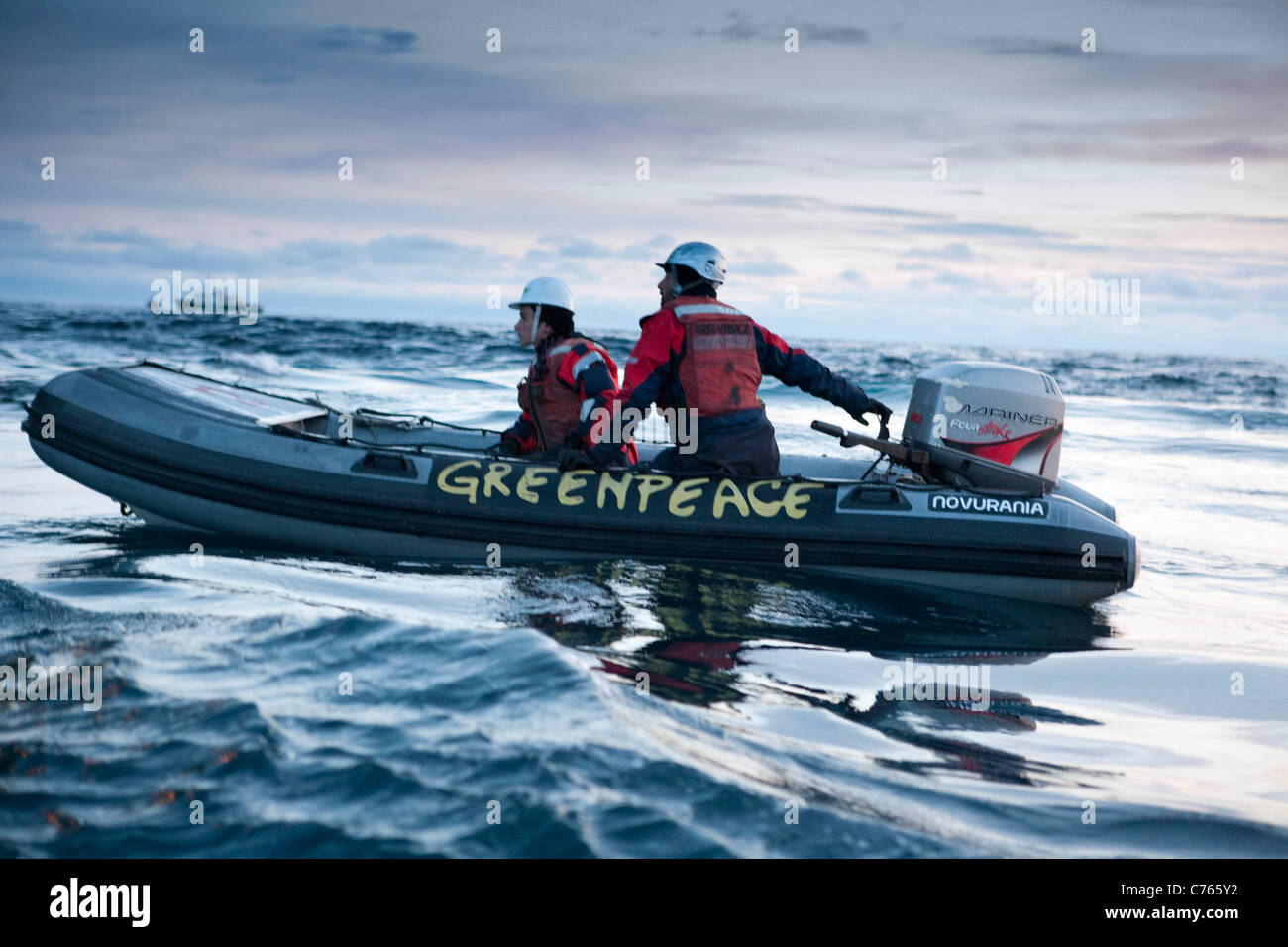 direkte Aktion gegen die explorative Ölplattform LEIV EIRIKSSON von Greenpeace vor der Küste Grönlands - Besetzung von Bohren P Stockfoto